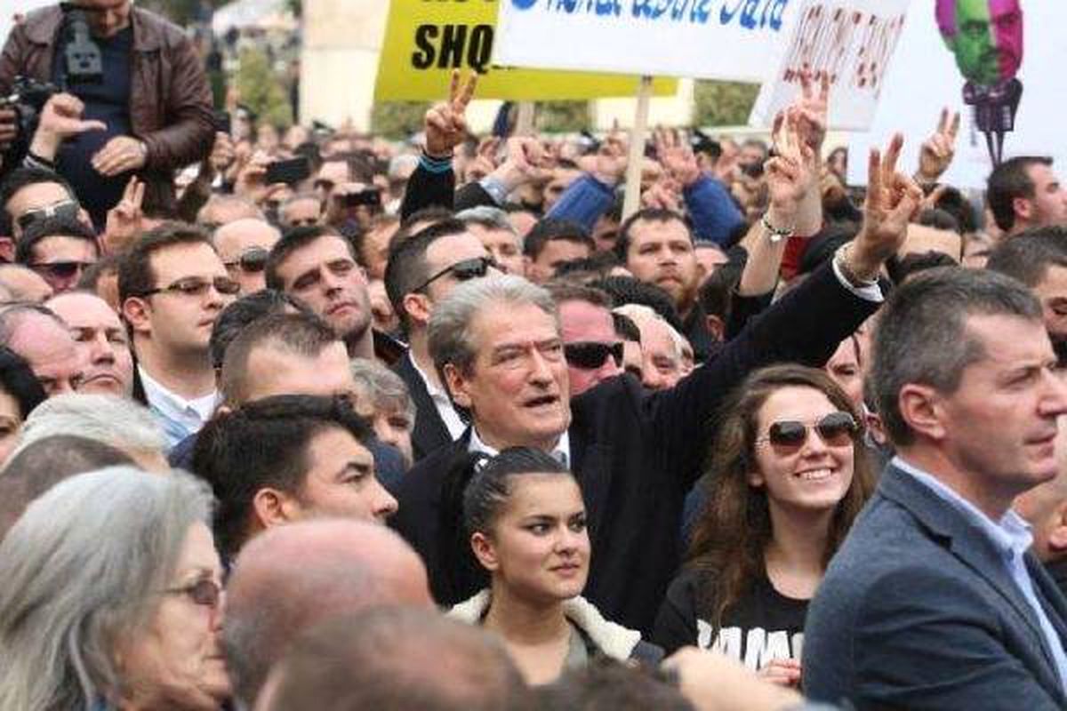 Tiran\'da Başbakanlık Önünde Hükumet Protestosuna Gazlı Müdahale