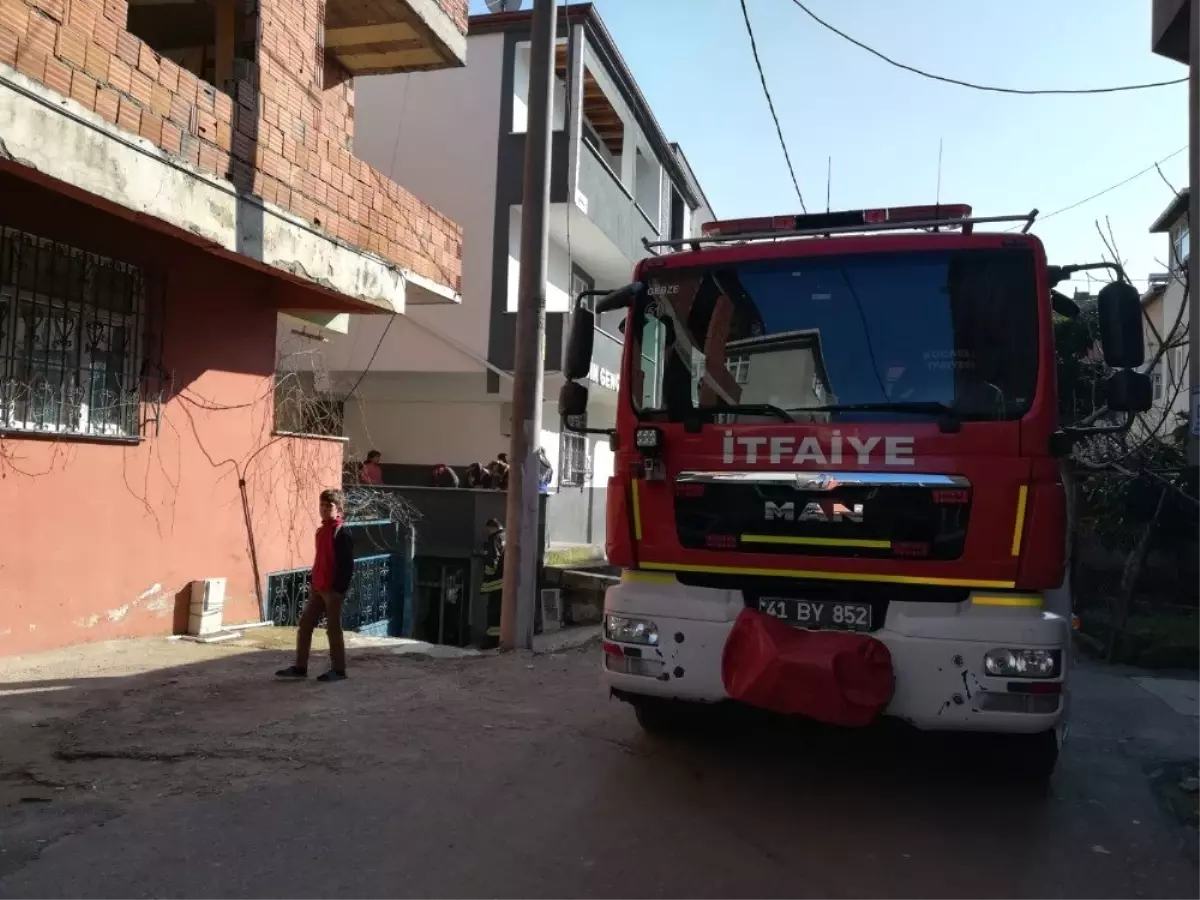 4 Katlı Binada Çıkan Yangın Paniğe Neden Oldu