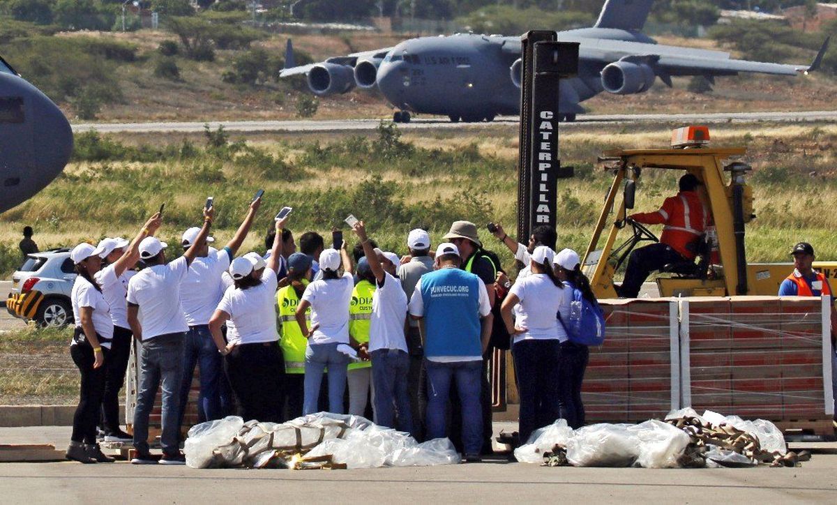 ABD\'nin Venezuela İçin Gönderdiği Yardımlar Kolombiya\'ya Ulaştı