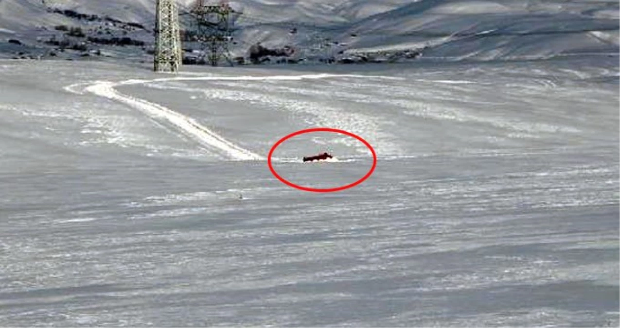 Bingöl\'de Paletli Araç, Buzun Kırılmasıyla Suya Gömüldü