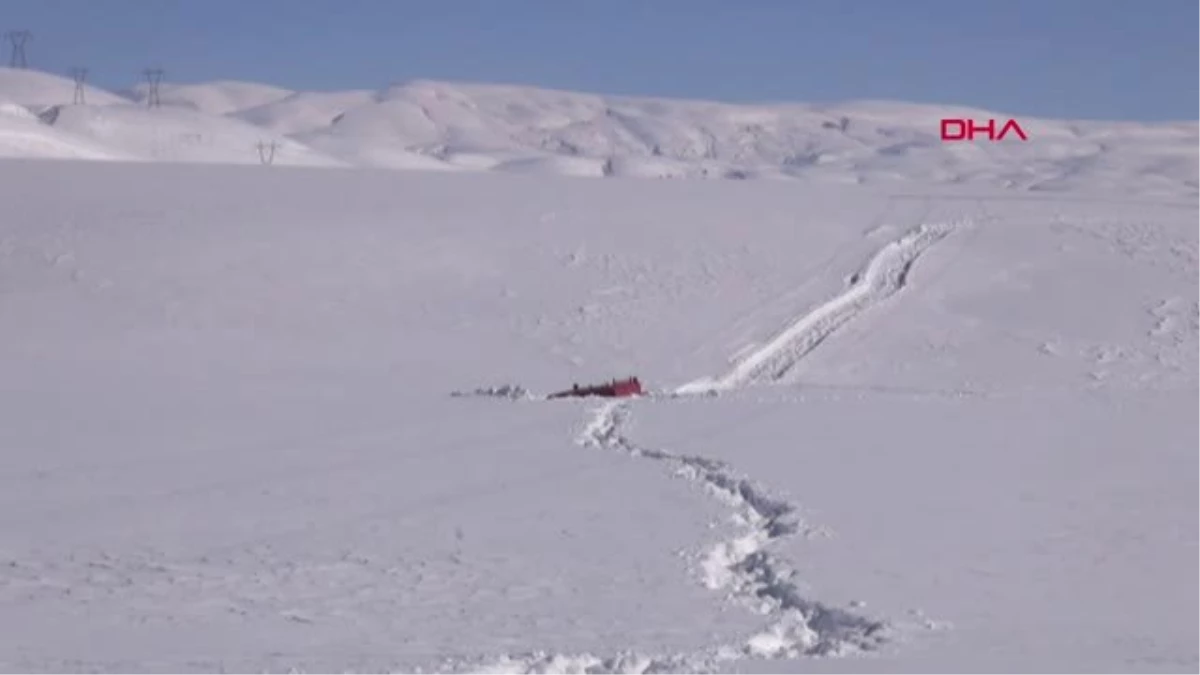 Bingöl Paletli Araç, Buzun Kırılmasıyla Suya Gömüldü