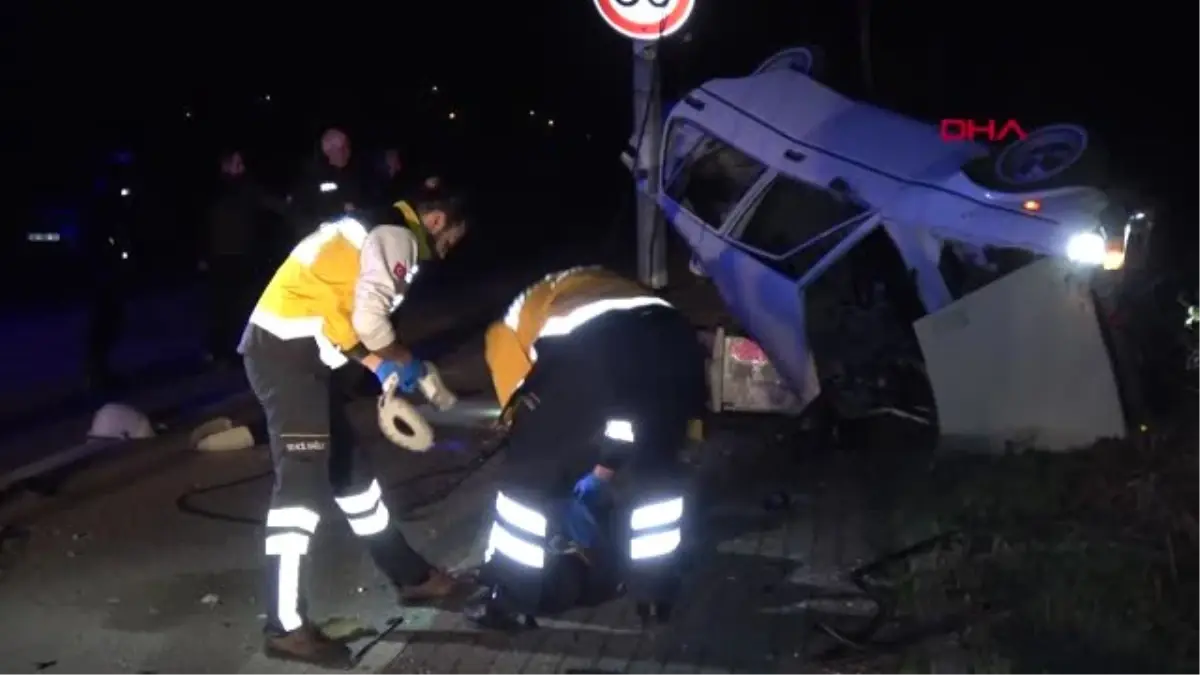 Bursa Alkollü Sürücü Elektrik Direğine Çarptı, 1\'i Ağır 3 Yaralı