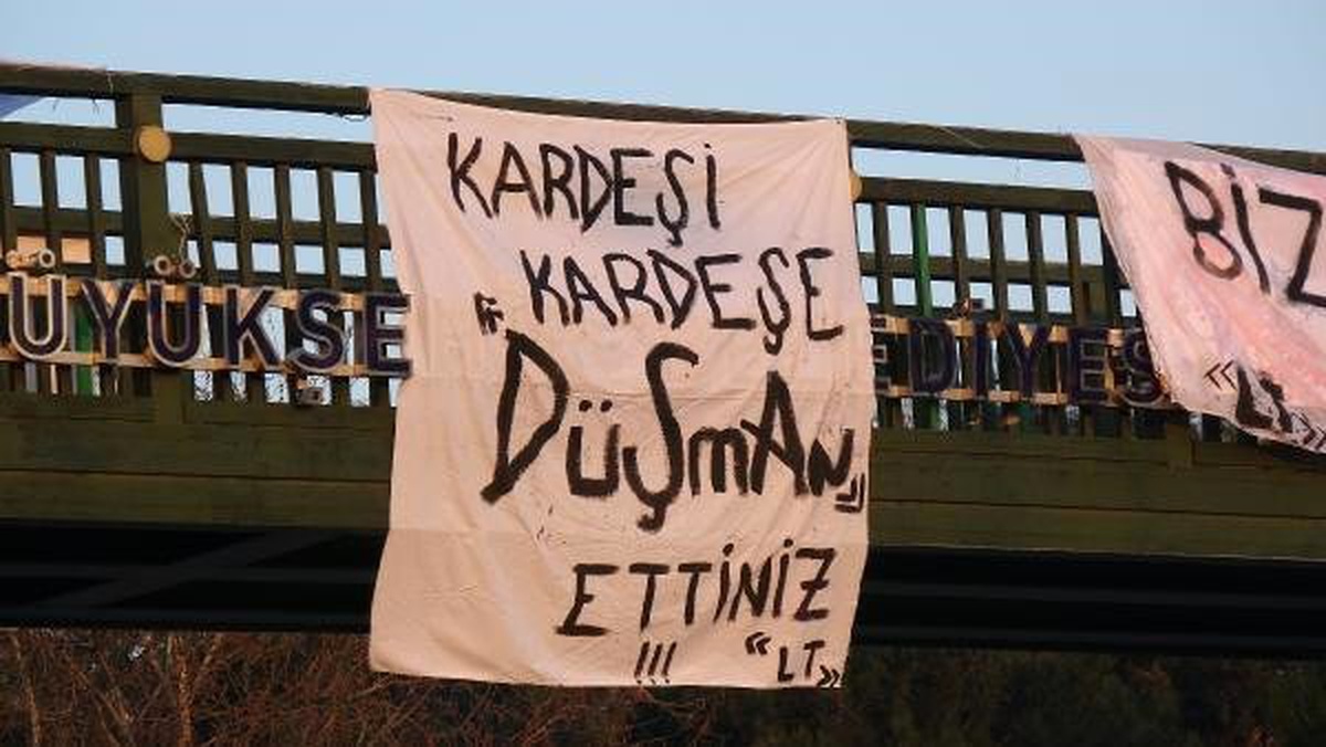 Bursasporlu Taraftarlardan Pankartlı Tepki