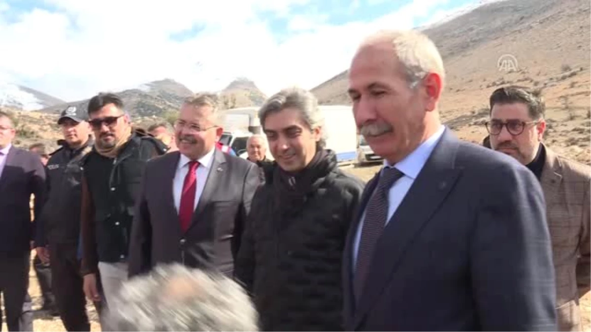 Dışişleri Bakanı Çavuşoğlu, Nöbet Dizisinin Setini Ziyaret Etti