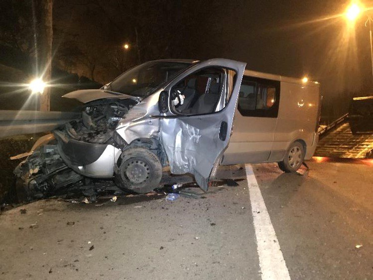 Esenler\'de Kontrolden Çıkan Araçlar Demir Bariyerin Altına Girdi