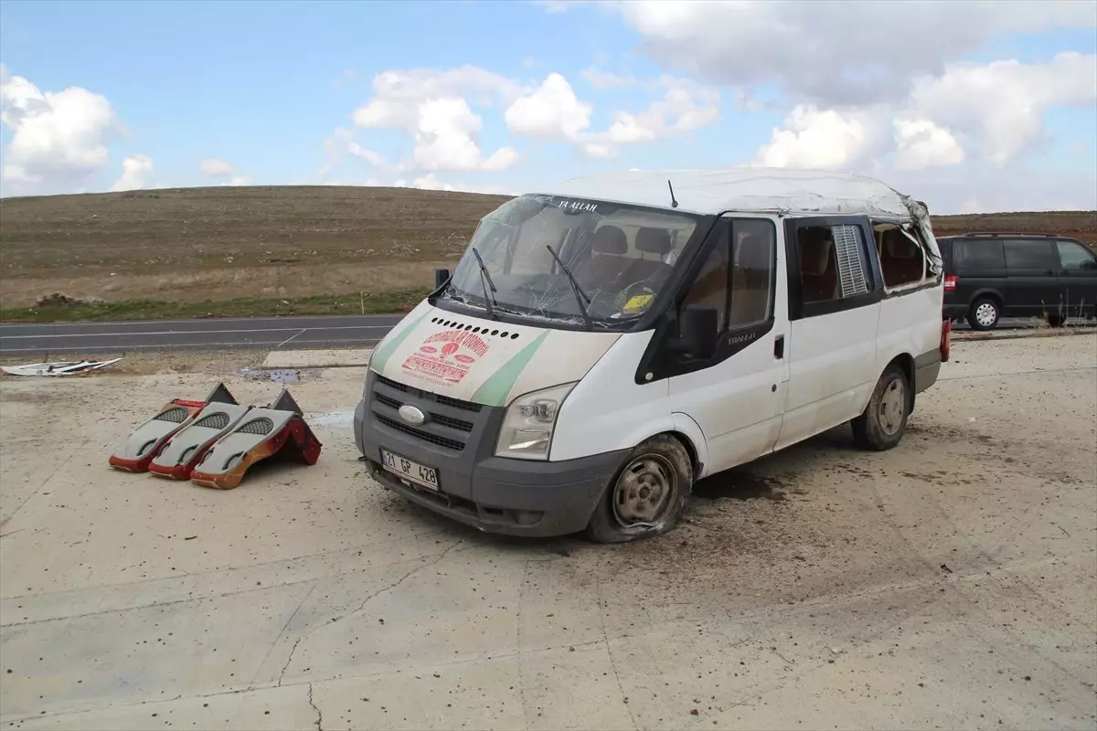 Güncelleme - Mardin\'de Minibüs Devrildi: 3 Ölü, 14 Yaralı