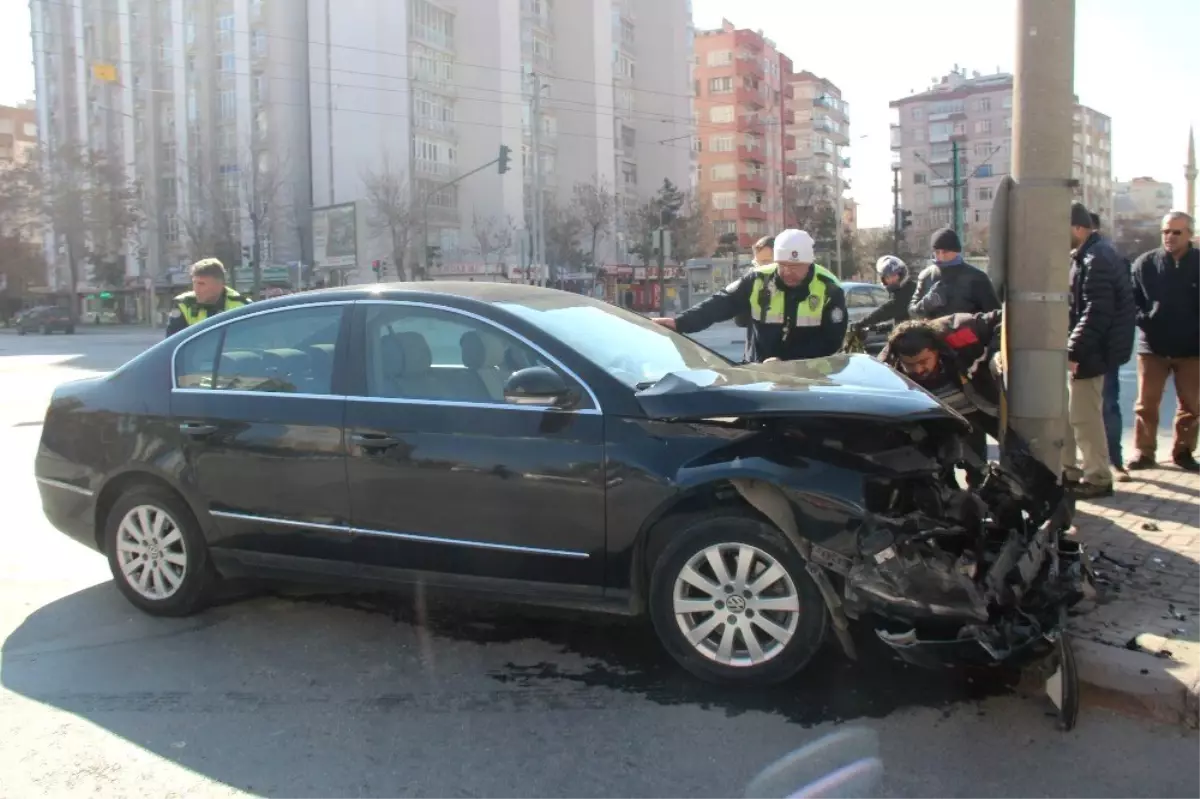 Hafif Ticari Araçla Otomobil Çarpıştı: 1 Yaralı