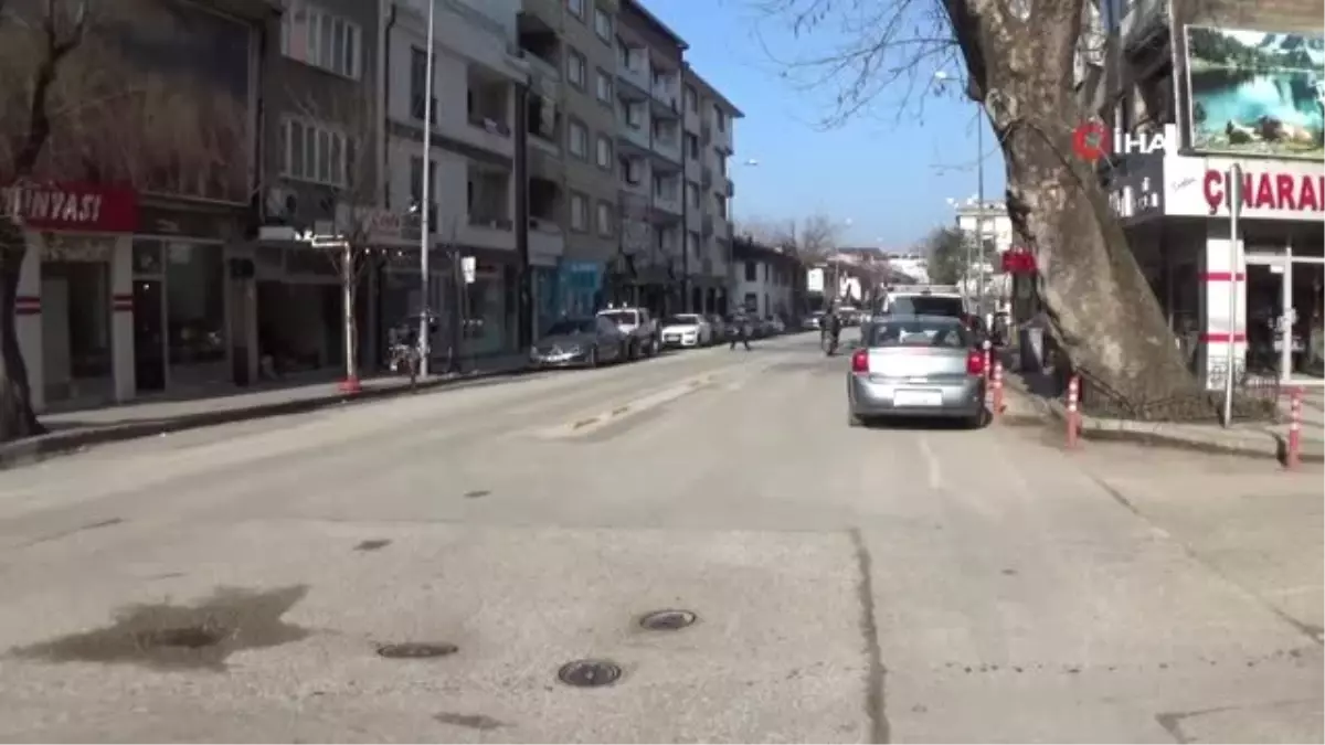 İnegöl\'ün En İşlek Caddesi Çöktü, Vatandaşlar Karton Kutuyla Tedbir Aldı