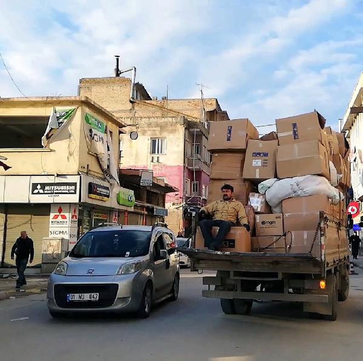 Kamyonet Kasasındaki Kolilerin Üstünde Yolculuk