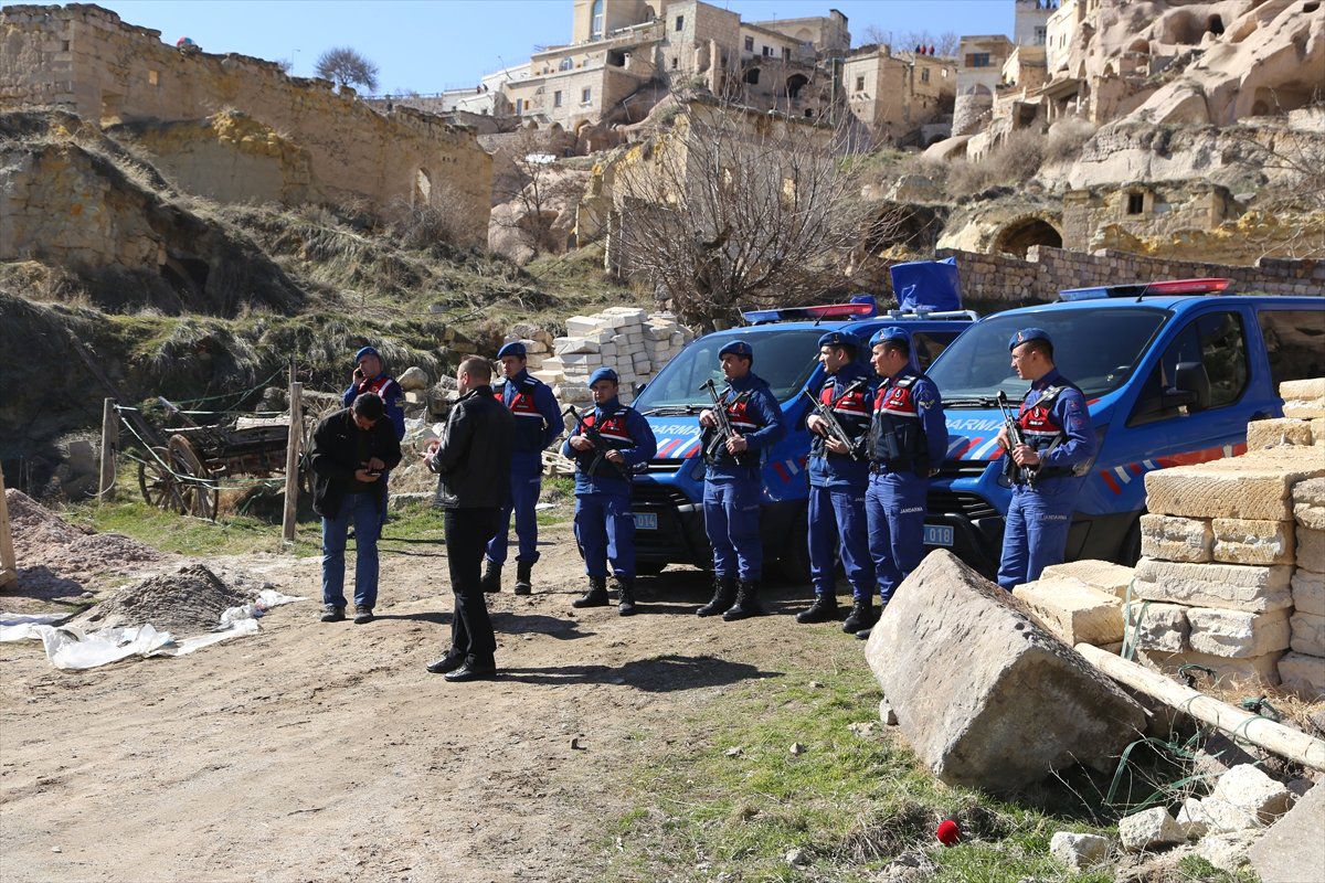 Kapadokya\'da Peribacaları Yakınındaki Yapıların Yıkılması