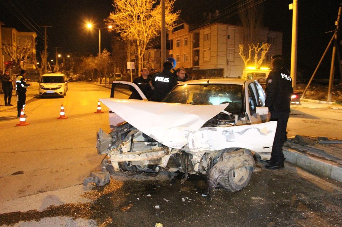 Karaman\'da Otomobille Çarpışan Hafif Ticari Araç Devrildi: 2 Yaralı