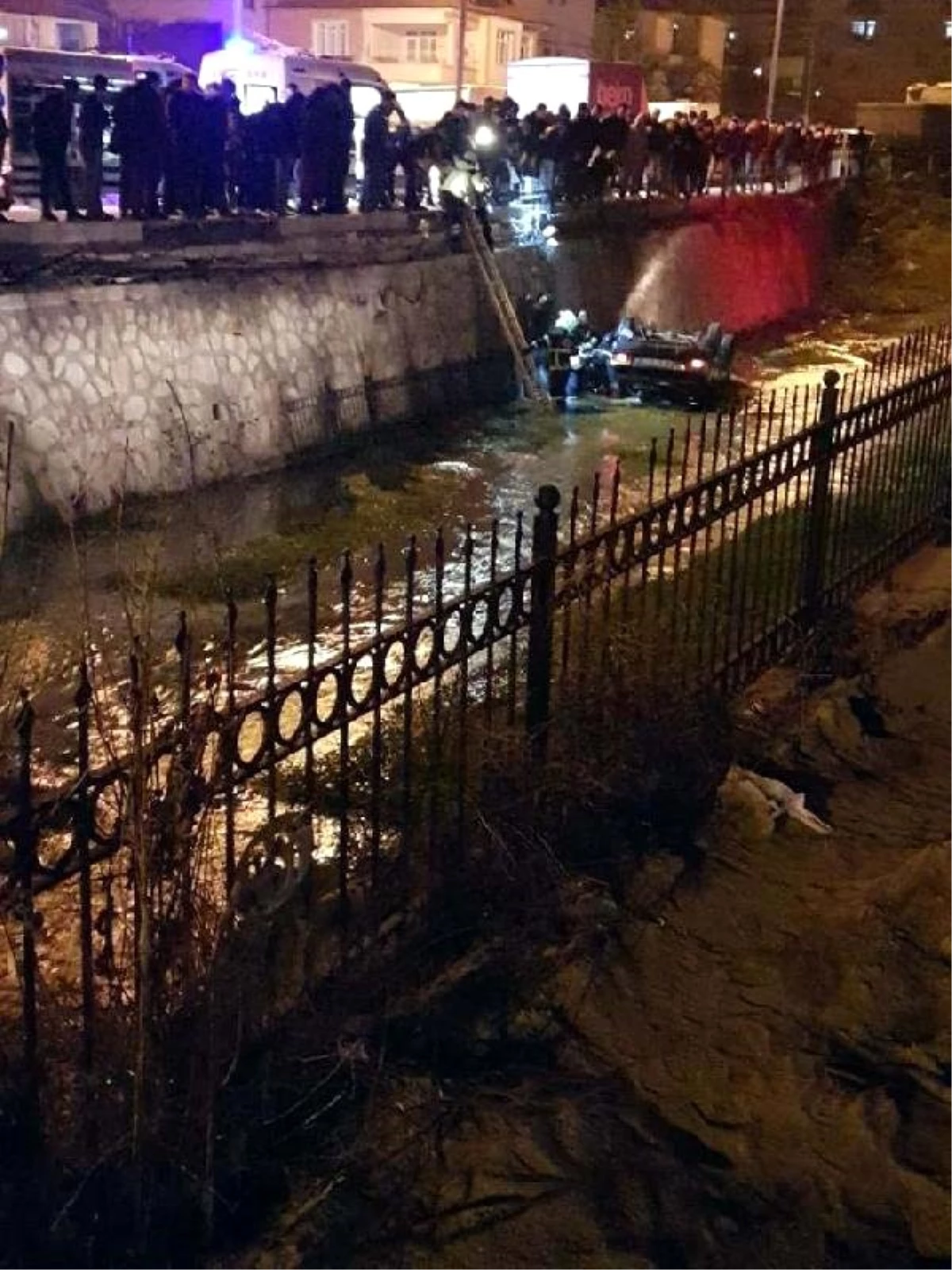 Kırıkkale\'de Su Kanalına Düşen Otomobildeki 2 Kişi Yaralandı