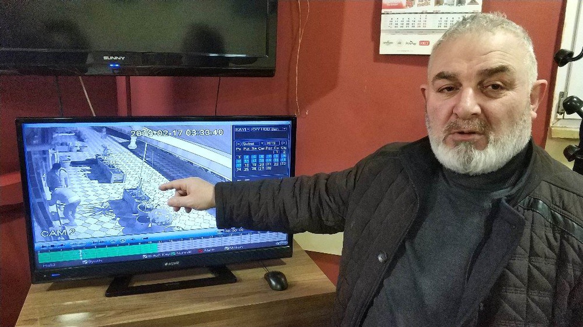 Küçük Yaştaki İki Çocuğun Kahvehaneden Hırsızlık Girişimi Kameralara Yansıdı