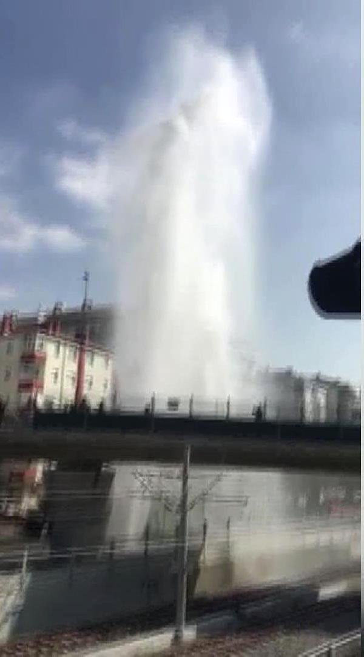 Küçükçekmece\'de Patlayan Su Borusu Merakı