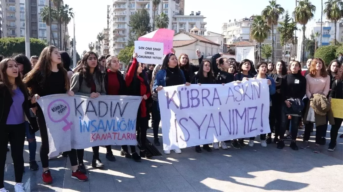 Öğrencileri Kübra Öğretmen Cinayetini Protesto Etti