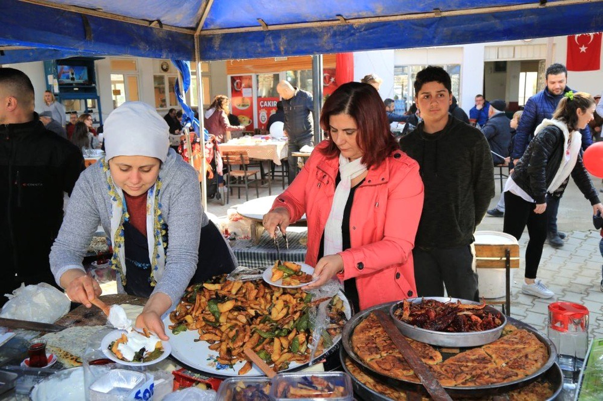 Özlem Çerçioğlu, Çakırbeyli Köy Pazarı\'nı Ziyaret Etti
