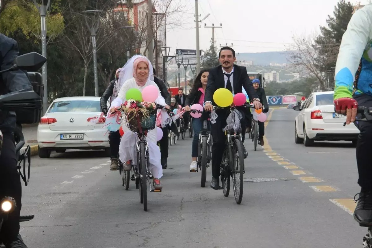 Şanlıurfa\'da Bisikletli Gelin Konvoyu