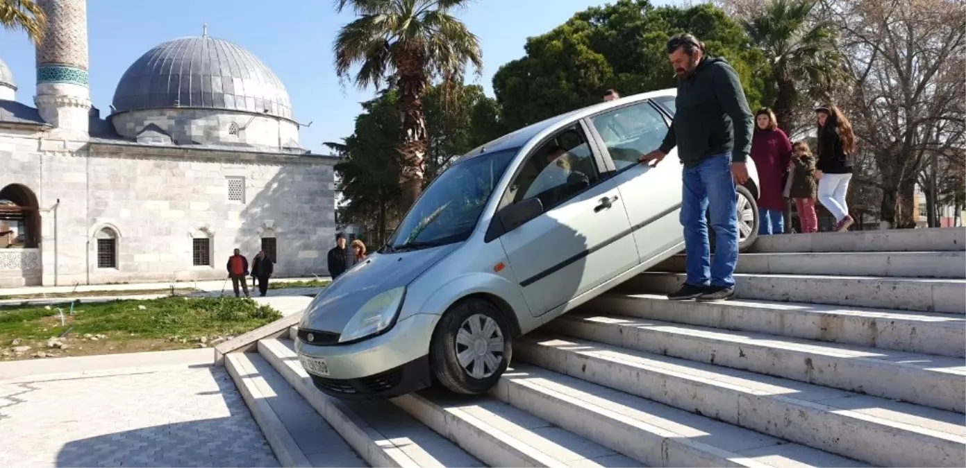 Şaşkın Sürücü Otomobille Merdivenlerden İndi