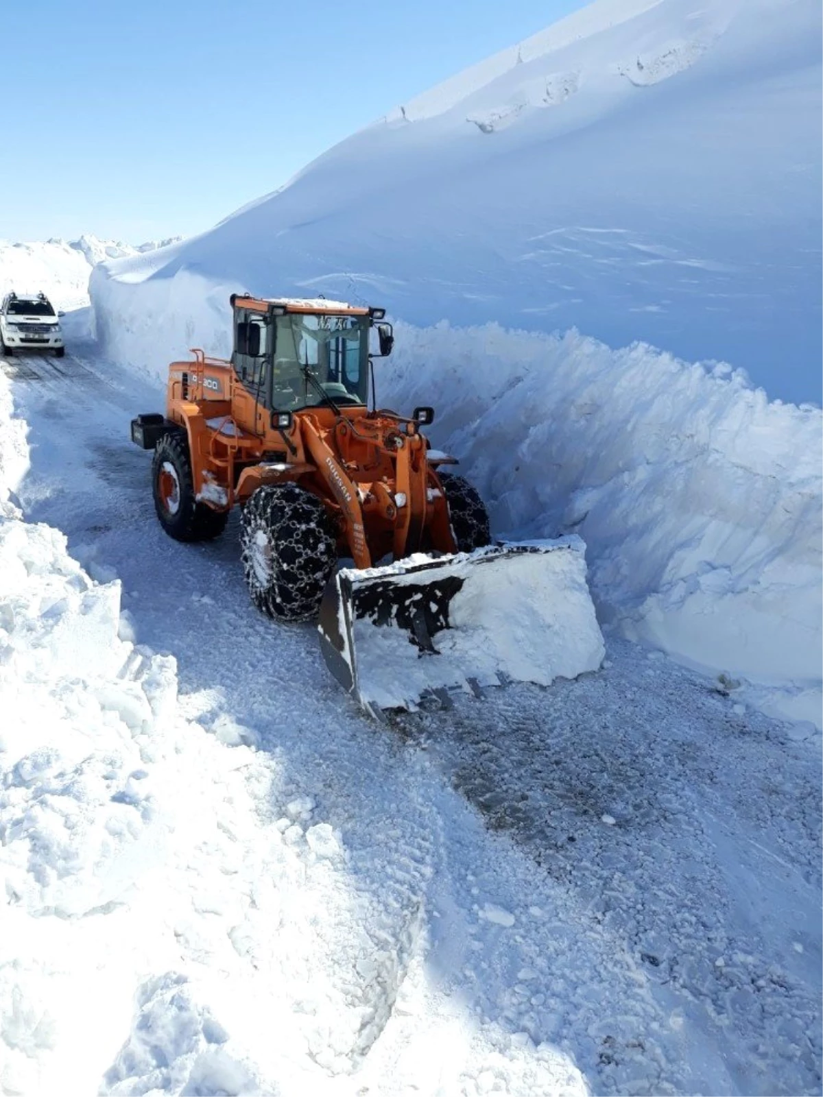 Sason\'da Kar Yağışı Nedeni ile Kapanan Grup Köy Yolları Ulaşıma Açıldı