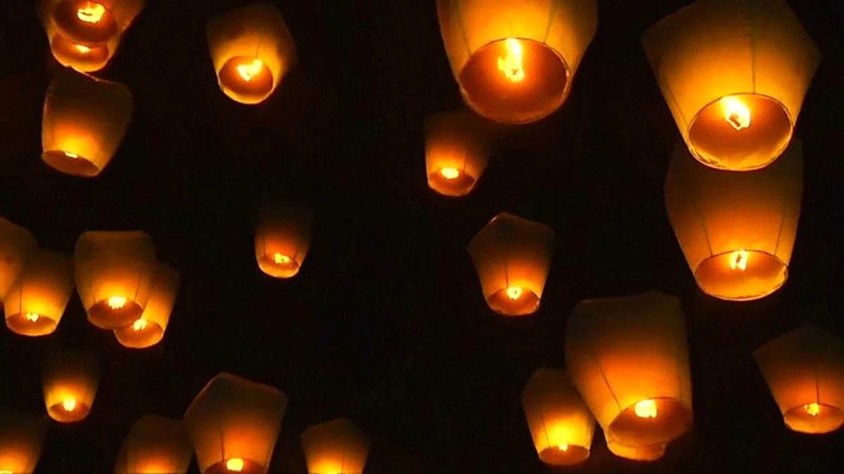 Tayvan\'da Uçan Fener Festivali Gökyüzünü Aydınlattı