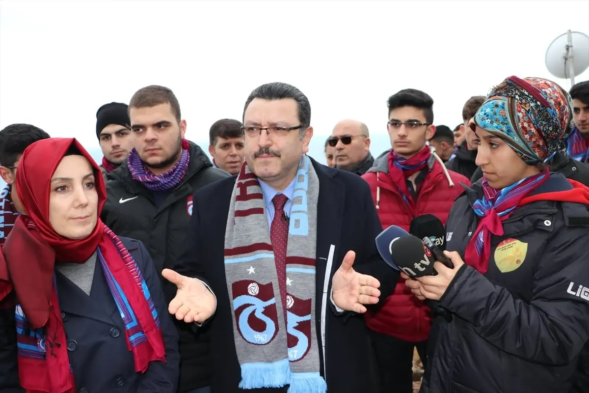 Trabzon\'da, Dev Trabzonspor Bayrağı Asıldı