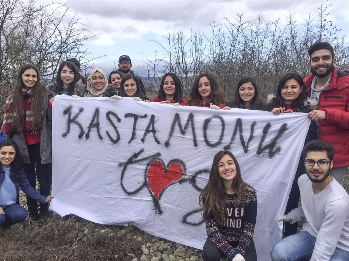 Üniversite Öğrencilerinden Sokak Hayvanlarına Yiyecek ve Battaniye