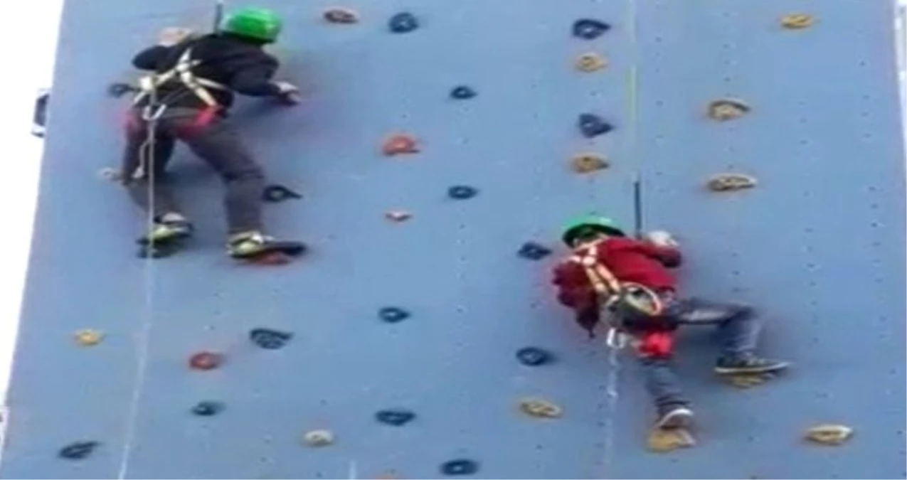 6 Yaşındaki Çocuk, Tırmanma Parkurundan Aşağı Düştü! O Anlar Kamerada