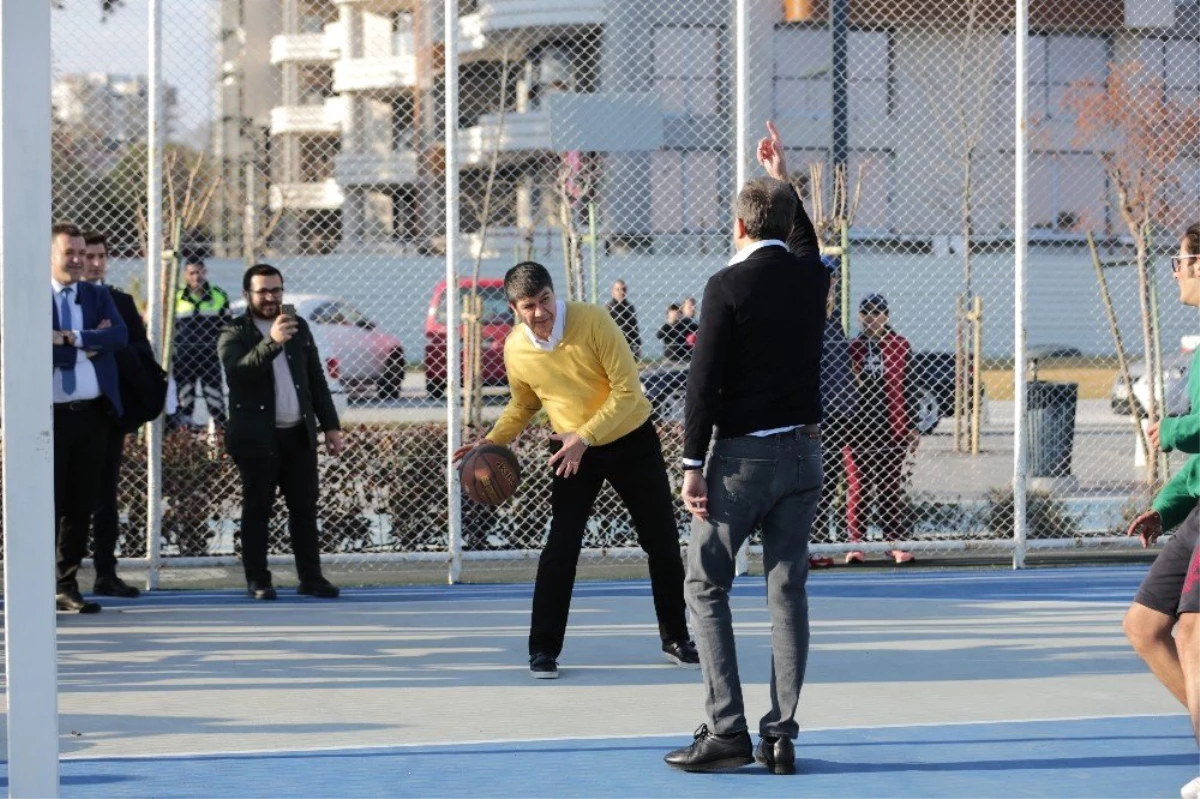AK Parti Genel Başkan Yardımcısı Çelik ve Başkan Türel\'in Gençlerle Basketbol Keyfi