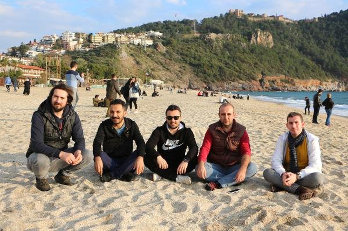 Alanya\'da Güneşi Gören, Sahile Koştu