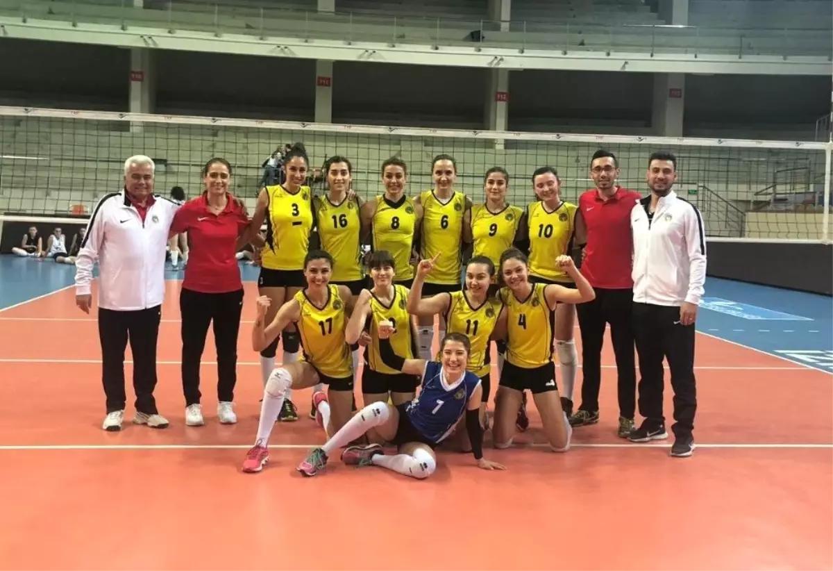 Alaşehir Belediyespor Futbol ve Voleybolda Durdurulamıyor