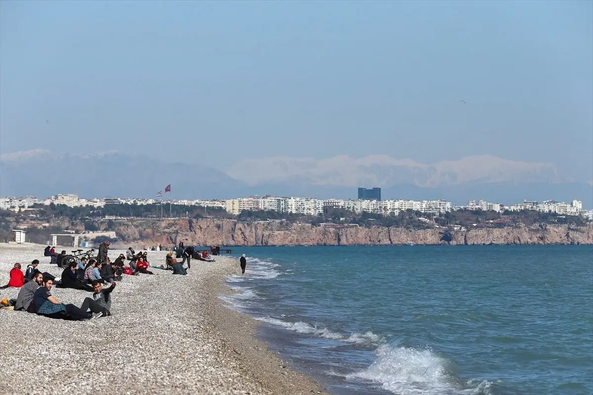 Antalya\'da Güneşli Havada Deniz Keyfi