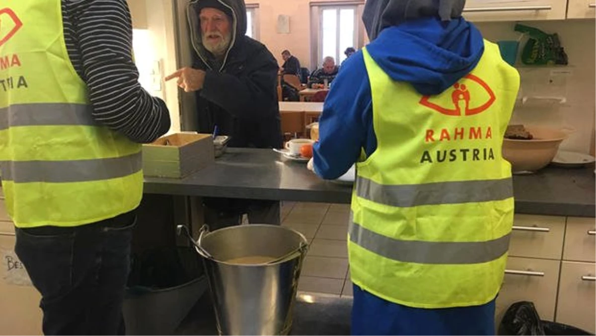 Avusturya\'da Müslümanlardan Evsizlere Sıcak Yemek
