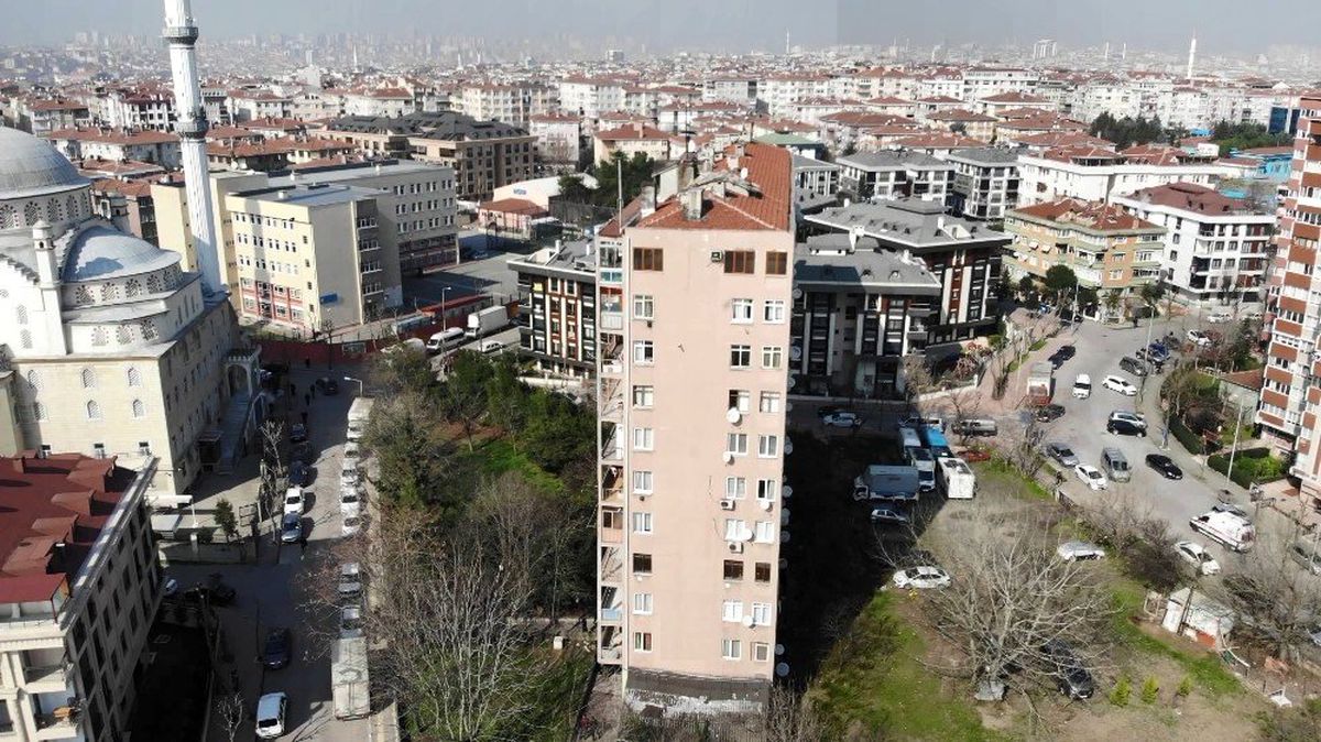 Bahçelievler\'de Mühürlenen Bina Havadan Görüntülendi