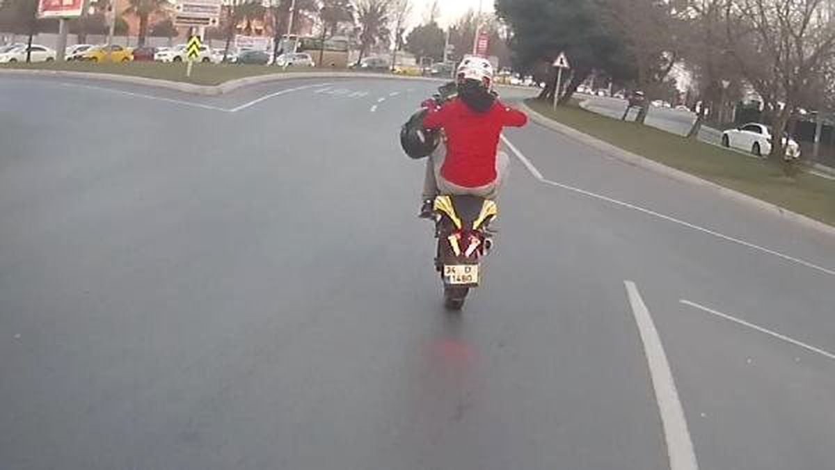 Bakırköy\'de Motosikletlinin Tek Teker Üzerinde Tehlikeli Şovu