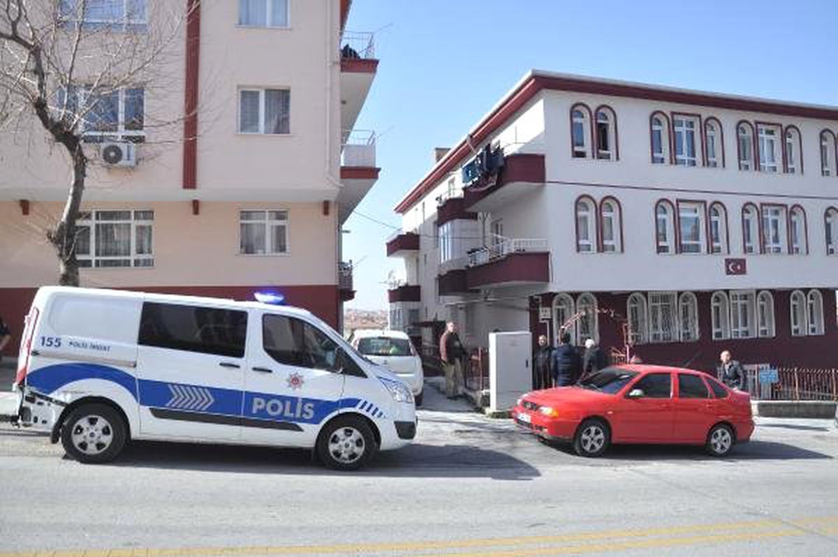 Boşanmak İsteyen Eşini Caddede Öldürdü