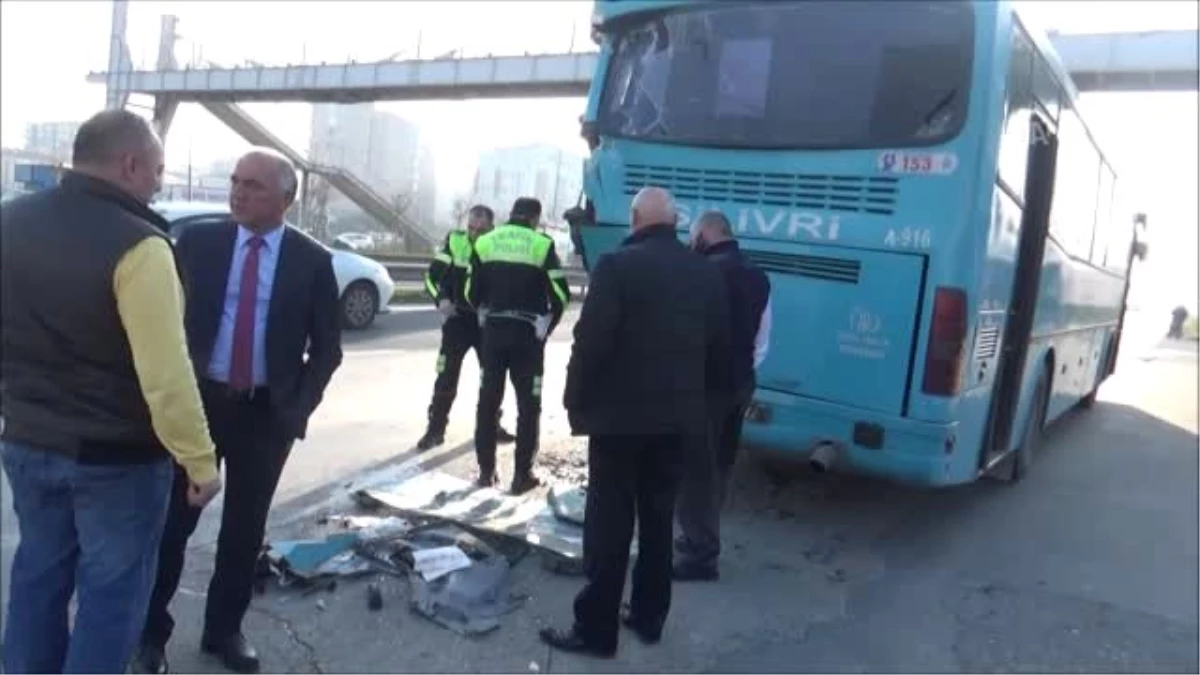 Büyükçekmece\'de Kamyonla Otobüs Çarpıştı: 2 Yaralı - İstanbul