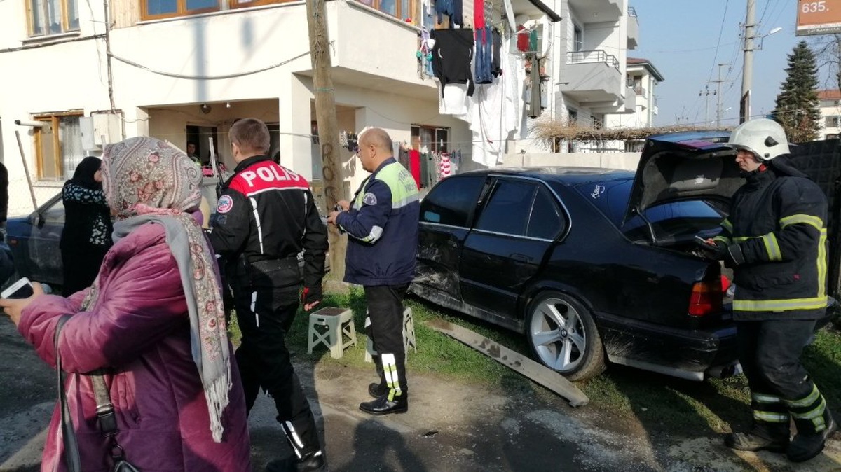 Düzce\'de Meydana Gelen Kazada Otomobil Evin Bahçesine Girdi