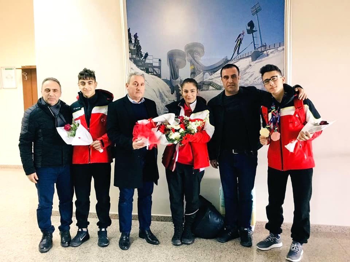 Eyof Fatihi Çiçeklerle Karşılandı