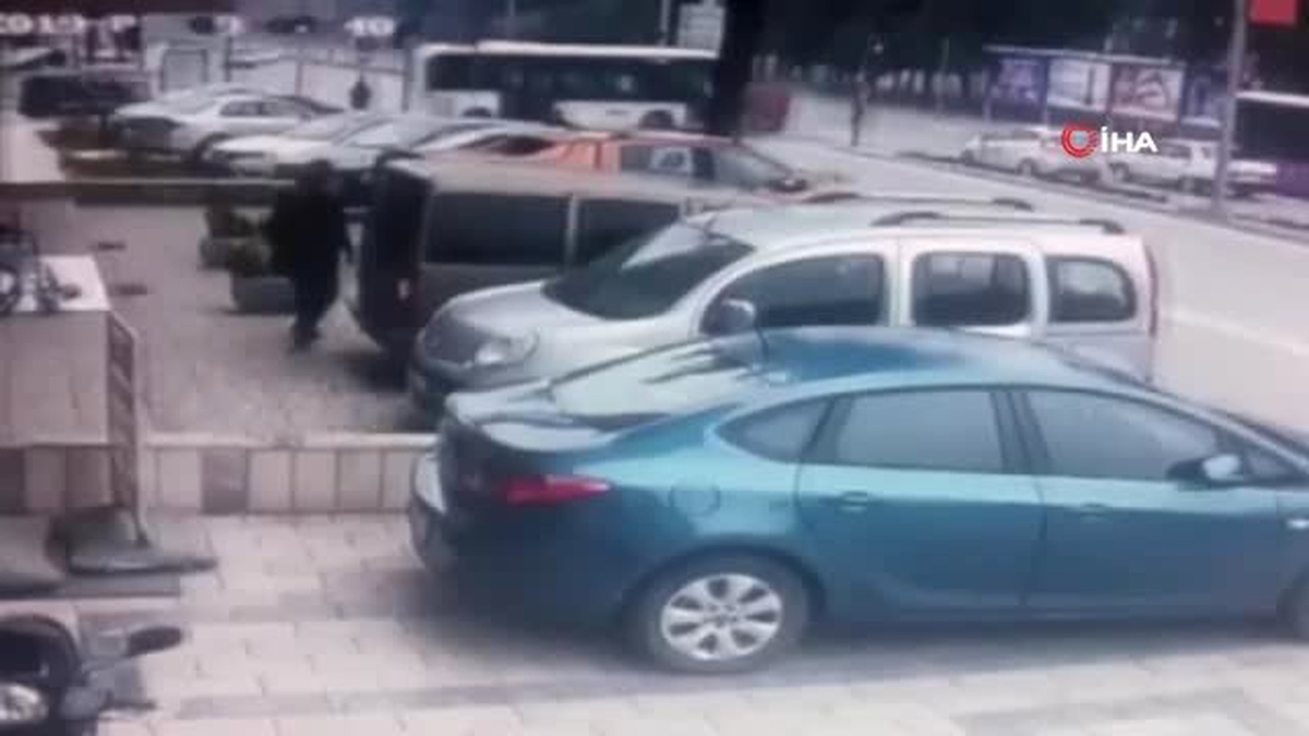 Halk Otobüsü ile Otomobil Böyle Çarpıştı: 1 Kişi Hayatını Kaybetti