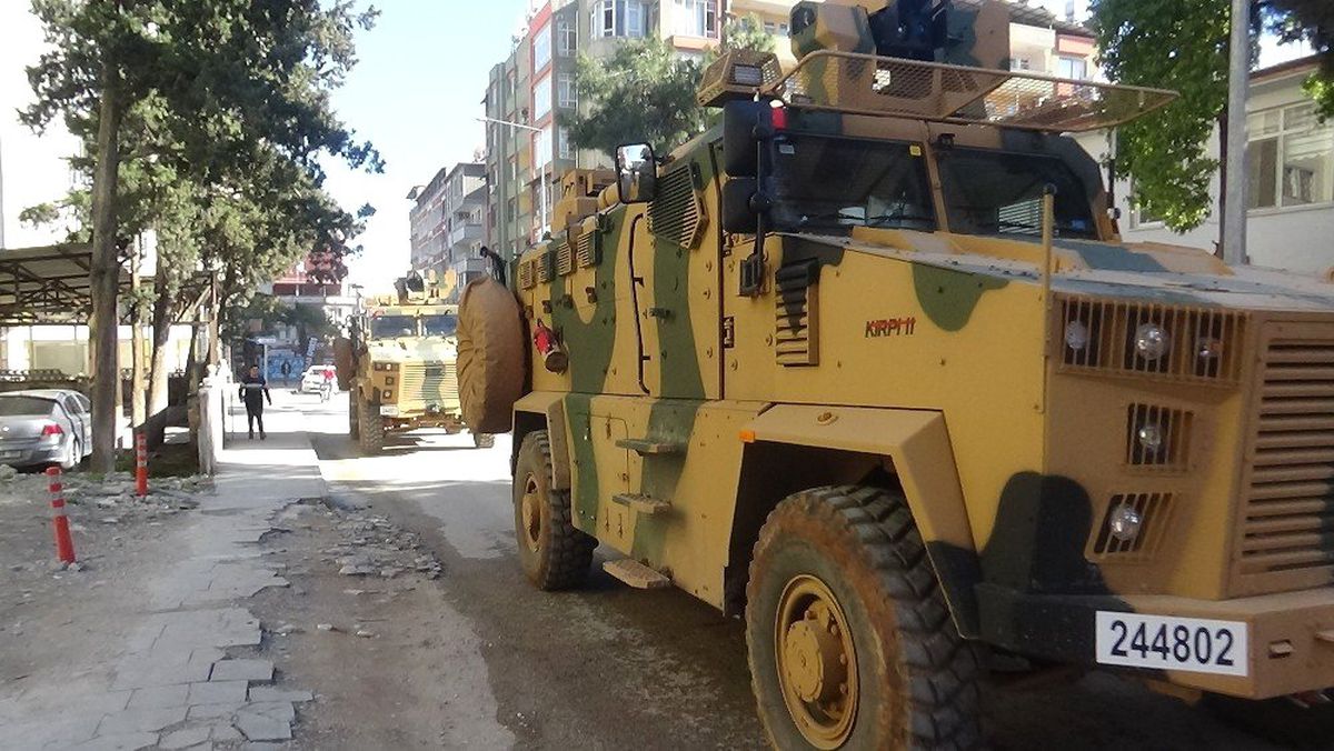 Hatay Sınırına Askeri Sevkiyat Sürüyor