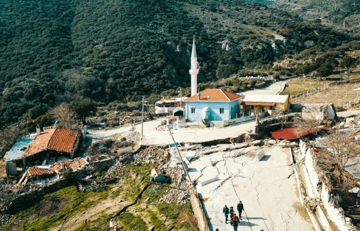 İzmir\'de heyelan tehlikesi büyüyor: 27 ev boşaltıldı