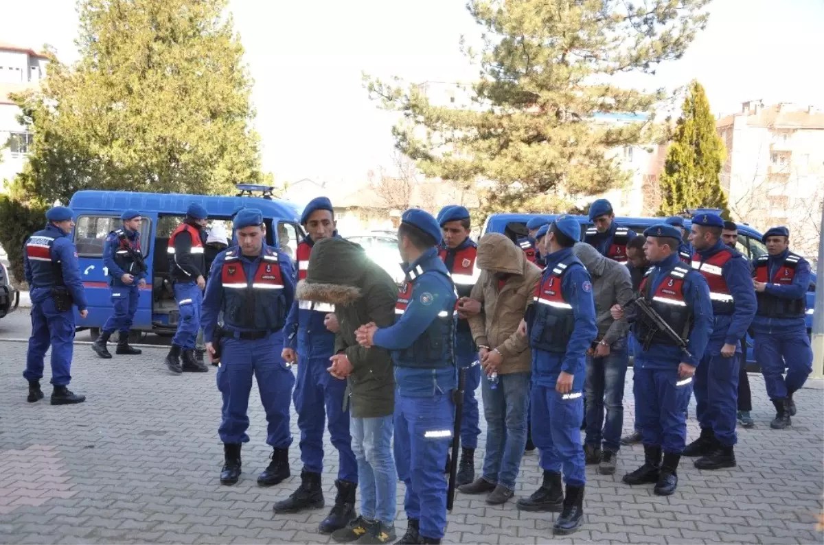 Jandarmadan Zehir Tacirlerine Şafak Baskını: 8 Zanlı Adliyede