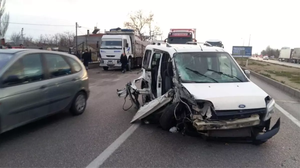 Kamyona Çarpan Ticari Araçta Can Pazarı: 1 Yaralı