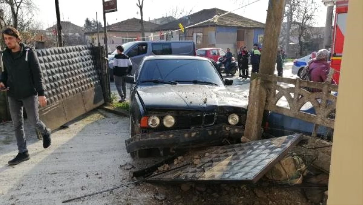 Kaza Yapan Otomobil Evin Bahçe Kapısını Devirdi