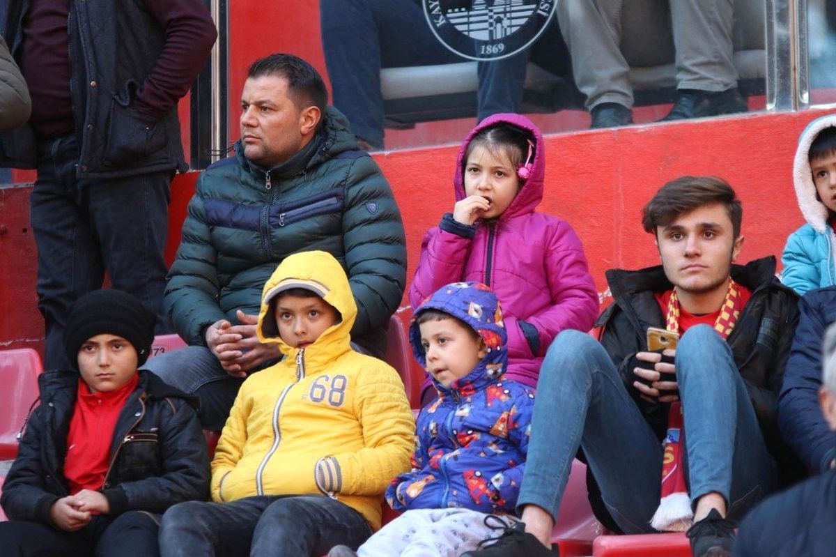 Minik Taraftarlar da Tribünde Takımlarını Destekledi