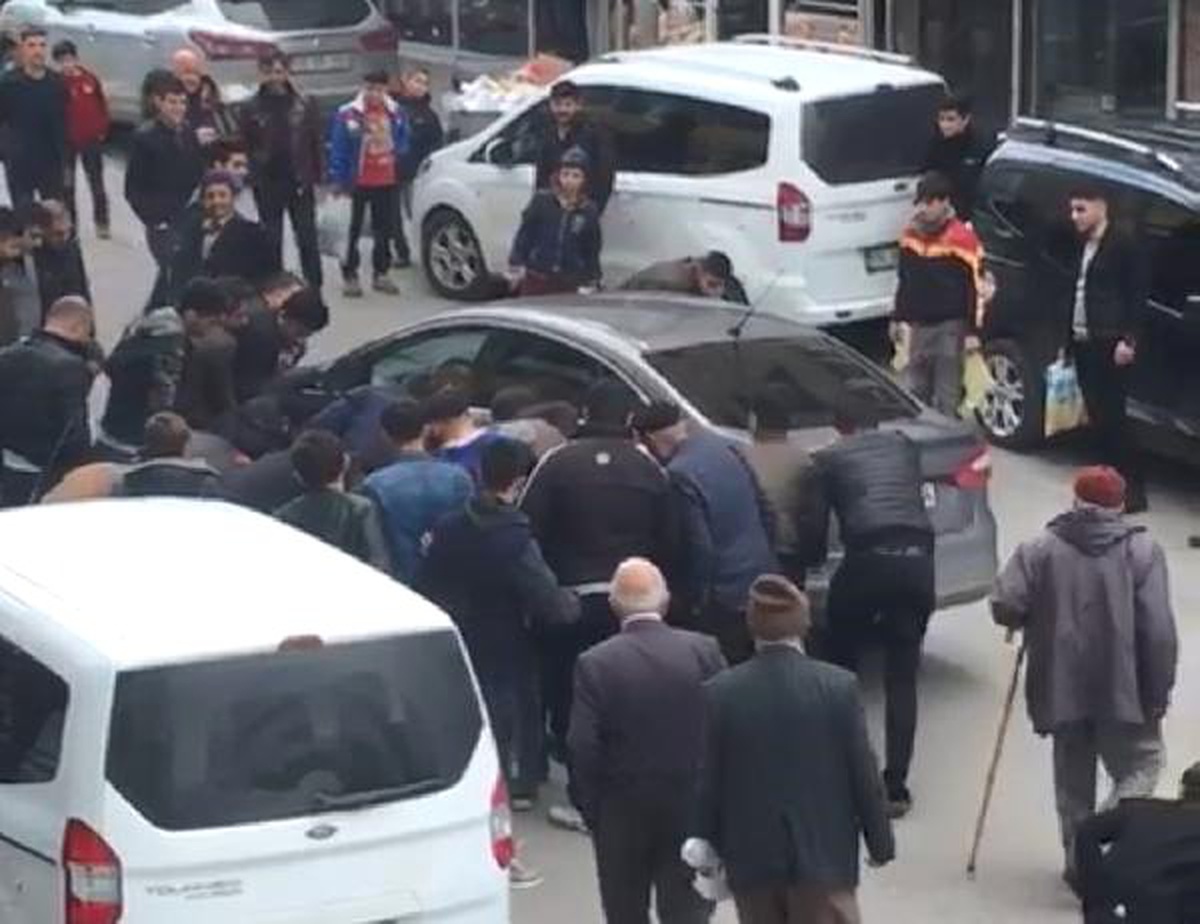 Otomobilin Altında Kalarak Sıkışan Köpeği Çevredekiler Kurtardı