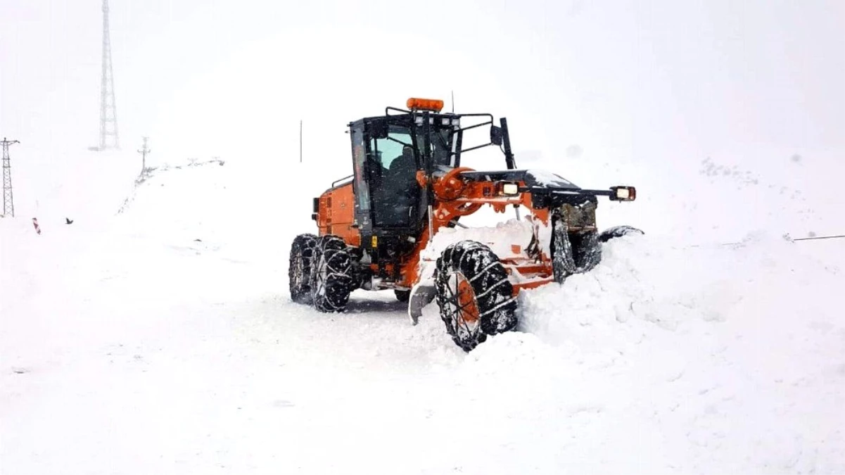 Siirt\'te Kar Yağışı Nedeni ile Kapanan Grup Köy Yolları Ulaşıma Açıldı