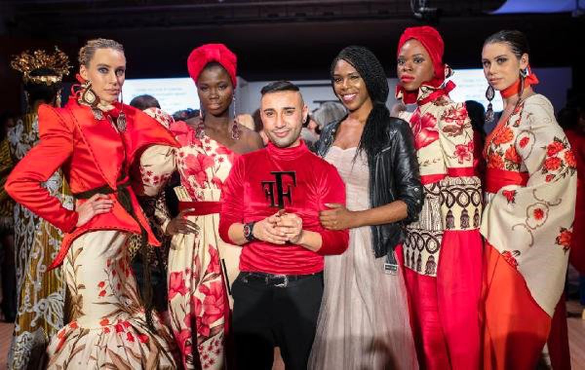 Türk Modacı Londra Moda Haftası\'nda Nostaljik Türk Perdeleri ile Ödül Aldı