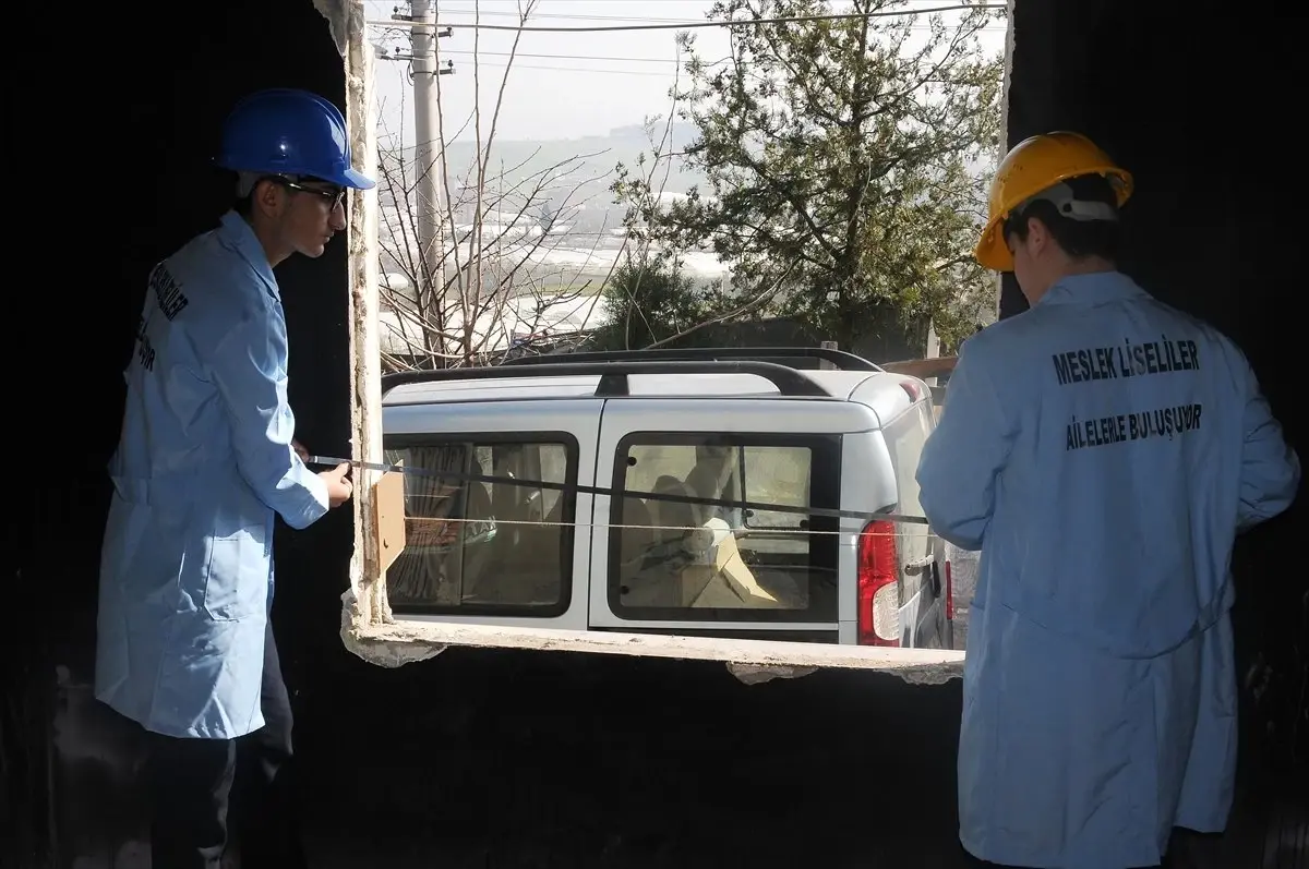 Yangında Hasar Gören Evi Öğrenciler Onarıyor