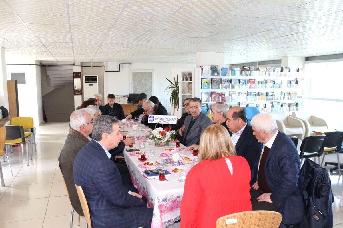 Yazarlar Kütüphanede Bir Araya Geldi